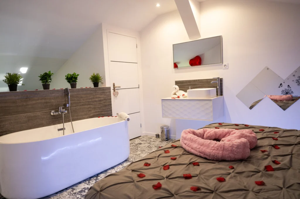 Chambre avec lit king size et baignoire ilot proche Marseille